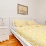 Prázdninový dům Rosemary-three Bedroom With Terrace And Partial Sea View