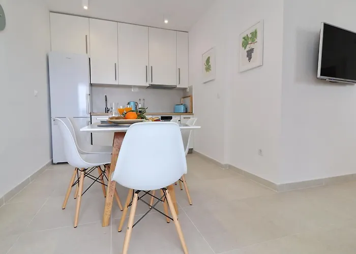 Rosemary-three Bedroom With Terrace And Partial Sea View *